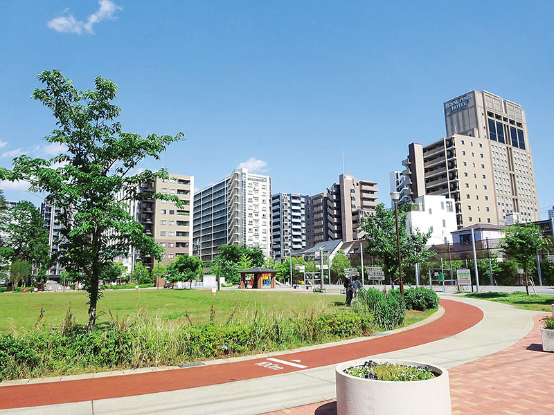 高層マンションや住宅に囲まれた常盤公園。約1ヘクタールの広さがある＝さいたま市浦和区常盤