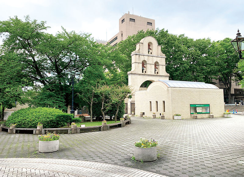 市役所東側広場内にある市民ギャラリー（手前のかまぼこ形の建物）とトルーカの鐘（奥）