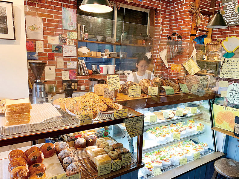 テーブル席もある店内には焼きたてパンの香りが漂う。あんやカスタードなども手作りしている＝浦和区仲町