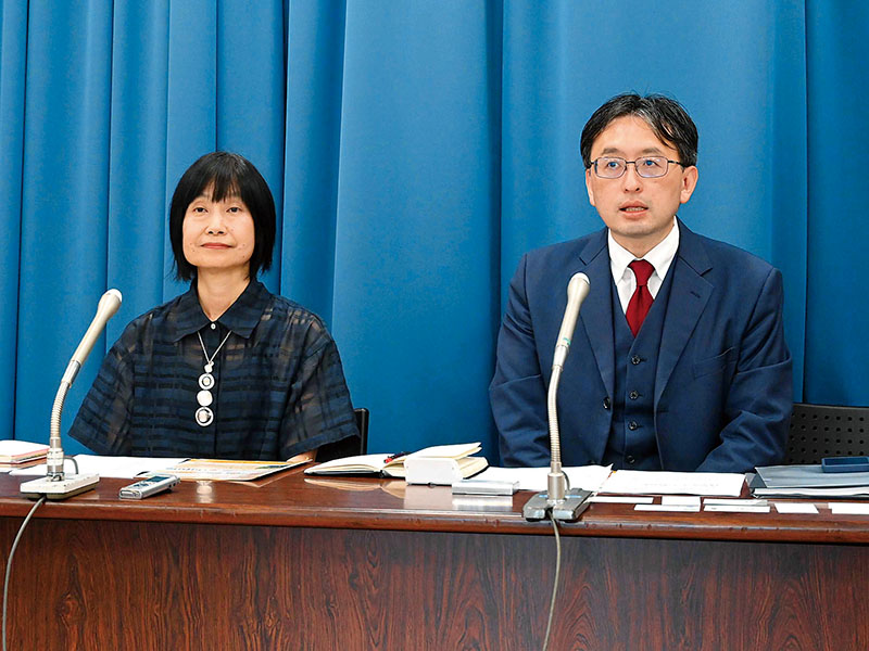 ひとり親世帯の生活実態を説明する大山典宏明治大学教授（右）と草場澄江埼玉フードパントリーネットワーク理事長＝20日午後、さいたま市浦和区