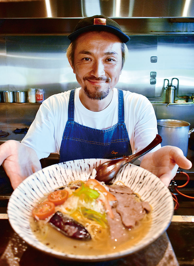 期間限定のナツシカラーメンを紹介する中村正道店主＝19日、皆野町下田野の「創作らーめん奥我」