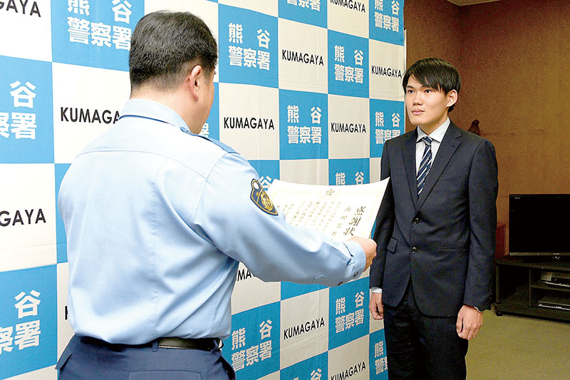 大久保忠弘署長（左）から感謝状を贈呈される内田宏哲さん＝19日、熊谷署