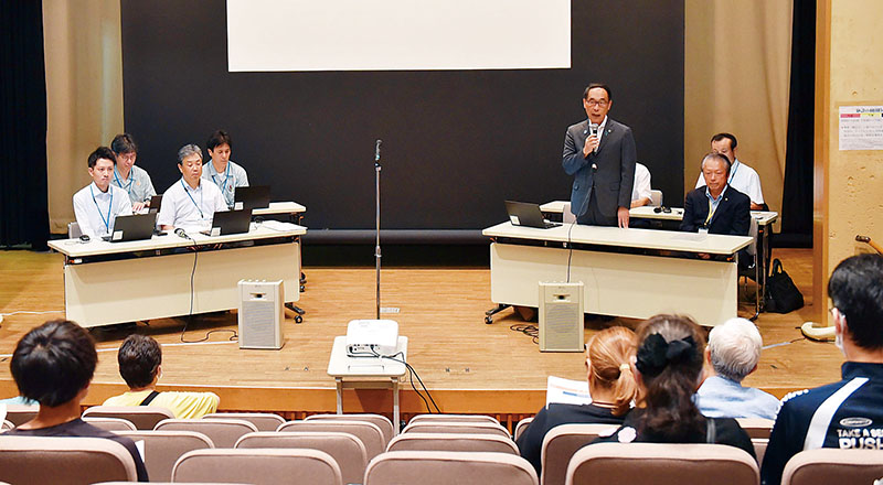 補償説明会の冒頭であいさつする大野元裕知事＝22日午後、八潮市鶴ケ曽根のやしお生涯楽習館