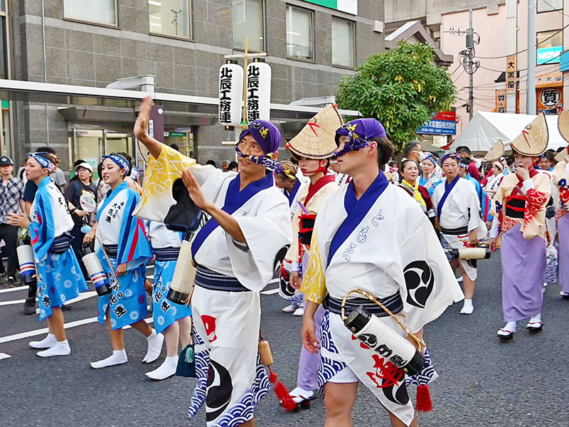本番直前まで踊りの確認をする演者たち