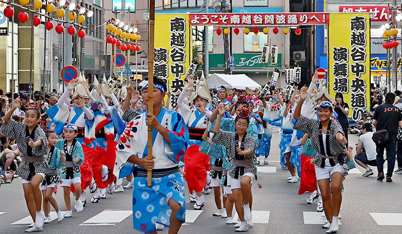 流し踊りを披露する演者ら