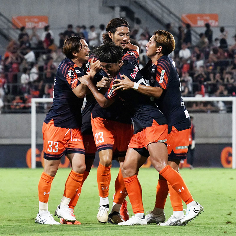 大宮―熊本　後半、大宮の杉本（中央奥）が先制ゴールを決め、仲間と喜び合う