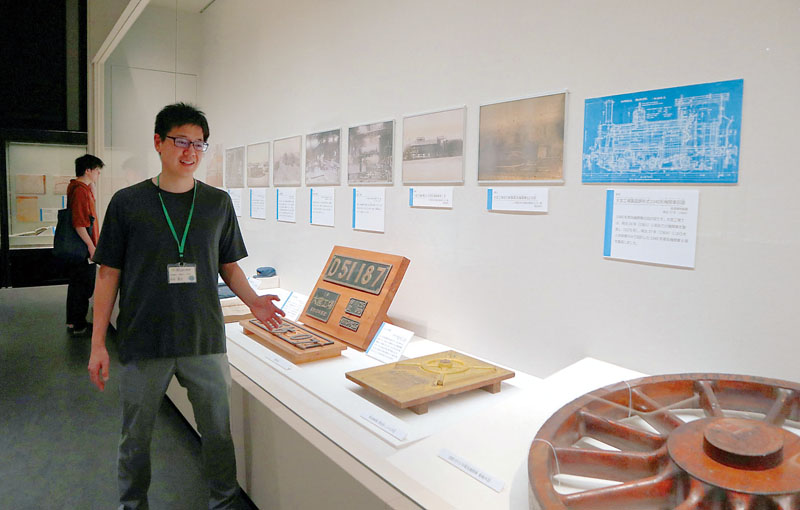 工場で製造された鉄道部品について解説する学芸員の木村遼之さん＝19日、さいたま市大宮区の県立歴史と民俗の博物館