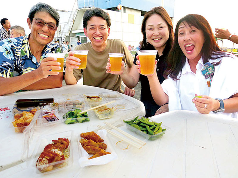 ビアガーデンを楽しむグループ