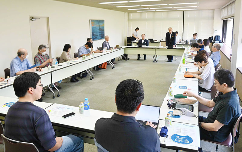 県内在住者らが出席した県立高校共学化に関する意見交換会＝23日午後、さいたま市浦和区