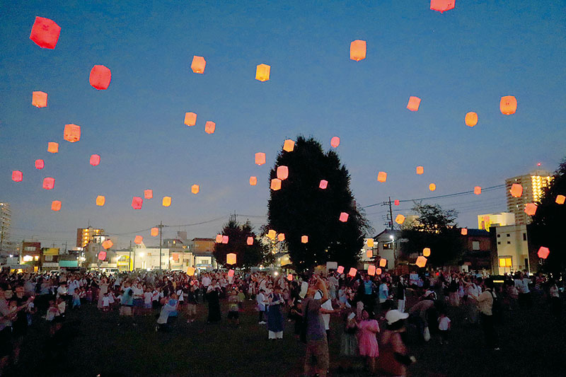 夜空に舞う幻想的なスカイランタン＝23日夜、桶川市寿の「ことぶき広場」