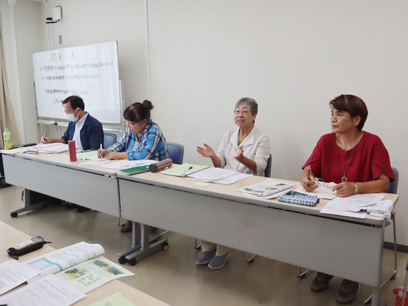 学校給食のセンター化に反対する「学校給食費無料化をめざす上尾みんなの会」の記者会見＝上尾公民館