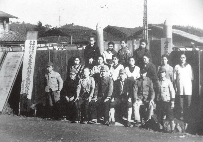 気球紙を張り合わせる原紙製造を担った小川町の埼玉和紙科学工業第二工場の関係者。左端に天日乾燥されている気球用原紙が見える（同書から）