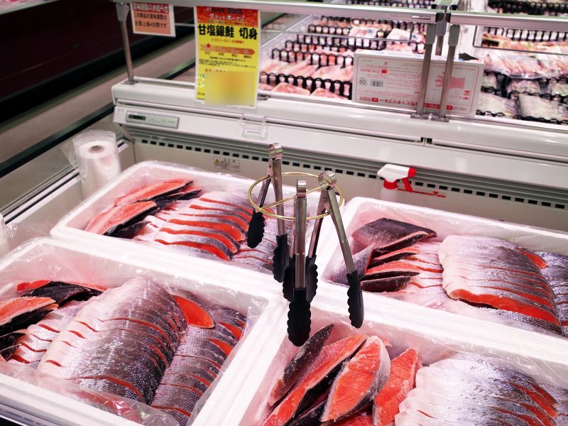 一番人気の甘塩銀鮭切り身（角上魚類）