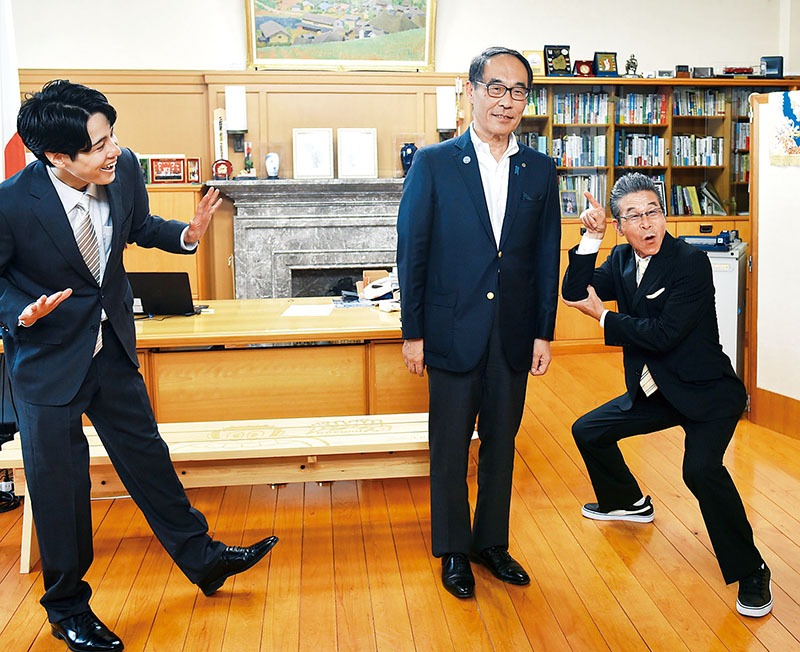 大野元裕知事に持ちギャグの「血ぃ吸うたろか！」を披露する間寛平さん（右）。左は野崎塁さん