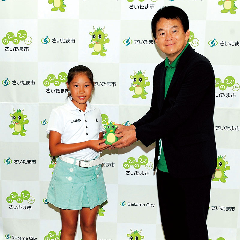 ゴルフ世界一を市長に報告した大沢環奈選手（左）