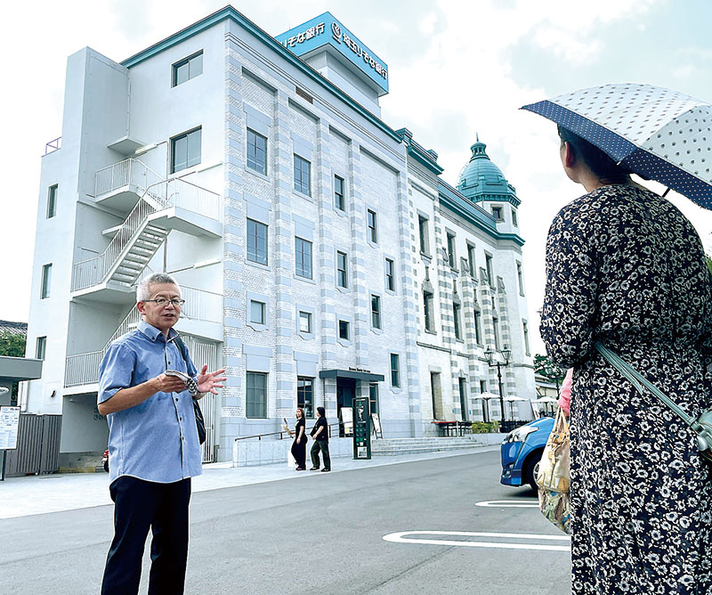 建物の特徴を紹介する仙波書房代表の神谷利一さん＝川越市幸町4丁目のりそなコエドテラス