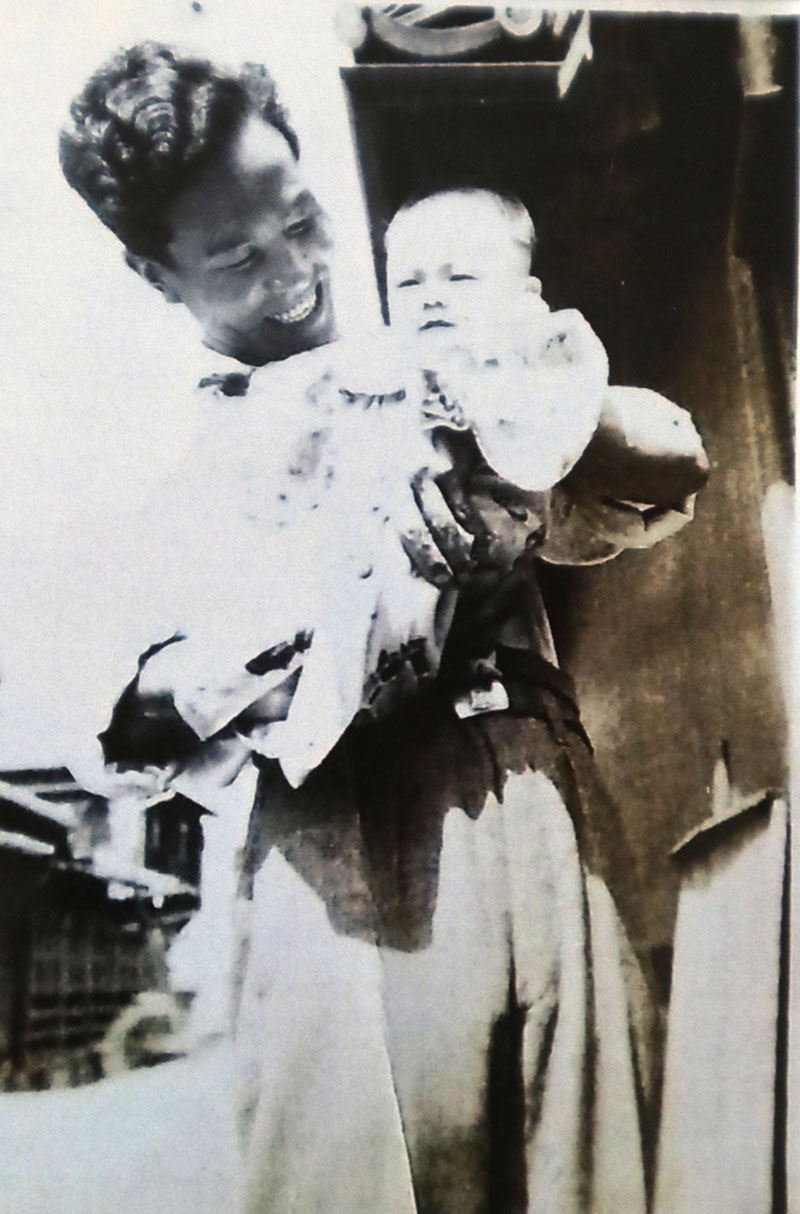 波戸悠美子さんを抱く父高橋鹿之助さん（波戸悠美子さん提供）