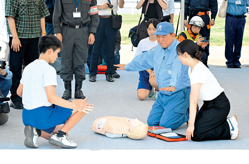 AEDによる応急措置訓練を体験する石破茂首相＝1日午前、さいたま市桜区の荒川総合運動公園