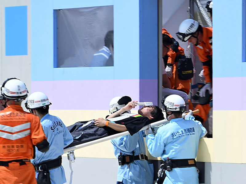 被災した列車からの救出訓練