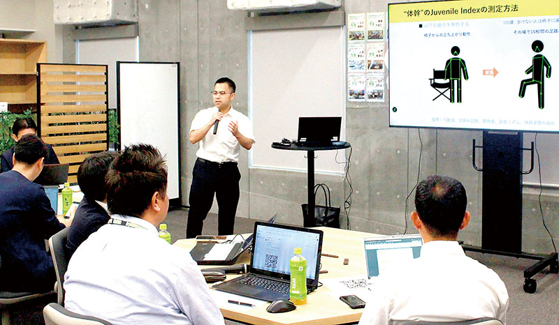 審査員に対してアイデアの思いを伝える起案者＝8月28日午後、川越市のりそなコエドテラス