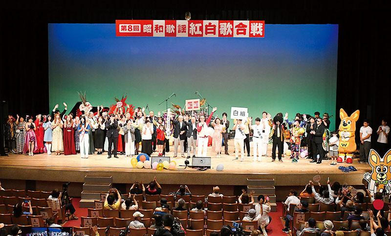 出演者と観客が一体となって盛り上がった「昭和歌謡紅白歌合戦」のステージ＝8月31日午後、蕨市民会館