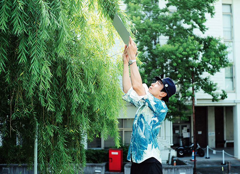 被爆樹木シダレヤナギのフォトグラムを制作する浅見さん＝2024年8月6日（浅見俊哉さん提供）