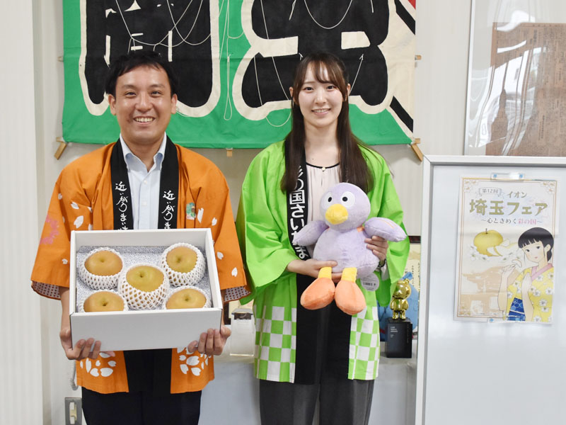 埼玉フェアをPRする県行政・デジタル改革課の武田太郎主査（左）とインターン生の加藤璃美さん