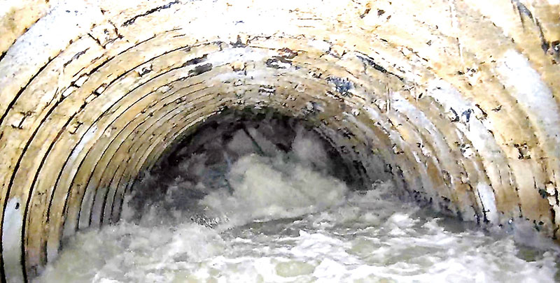 陥没箇所のマンホールから下流20～50メートル付近の状況。二次覆工はほぼ欠損し、左上部には継ぎ手部分の露出が確認できる（県提供、2月5日撮影）