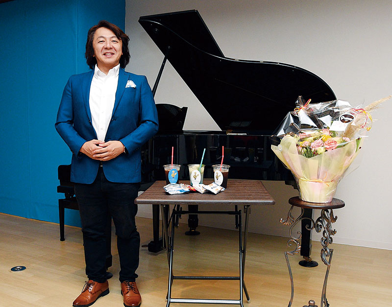 原田勇雅さん（左）がプロデュースし、クラシックコンサートも開ける「カーラ　ムジカ＆カフェ」