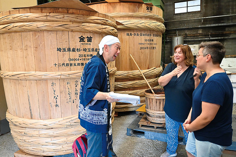 イタリア人の母娘に英語でしょうゆについて説明する笛木吉五郎社長（左端）