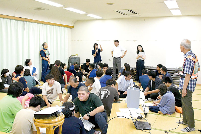 防災時の「ジレンマ」を話し合い、意見をまとめ、発表する生徒たち＝3日夜、川口市の県立川口工業高校