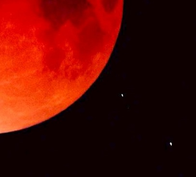 月食の右下に見える、みずがめ座のふたつの星