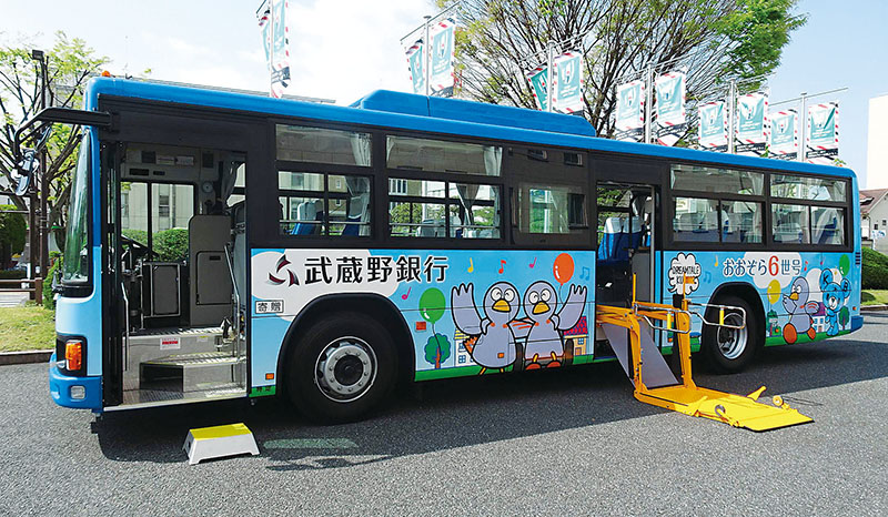 リフト付き大型バス「おおぞら号」（県提供）