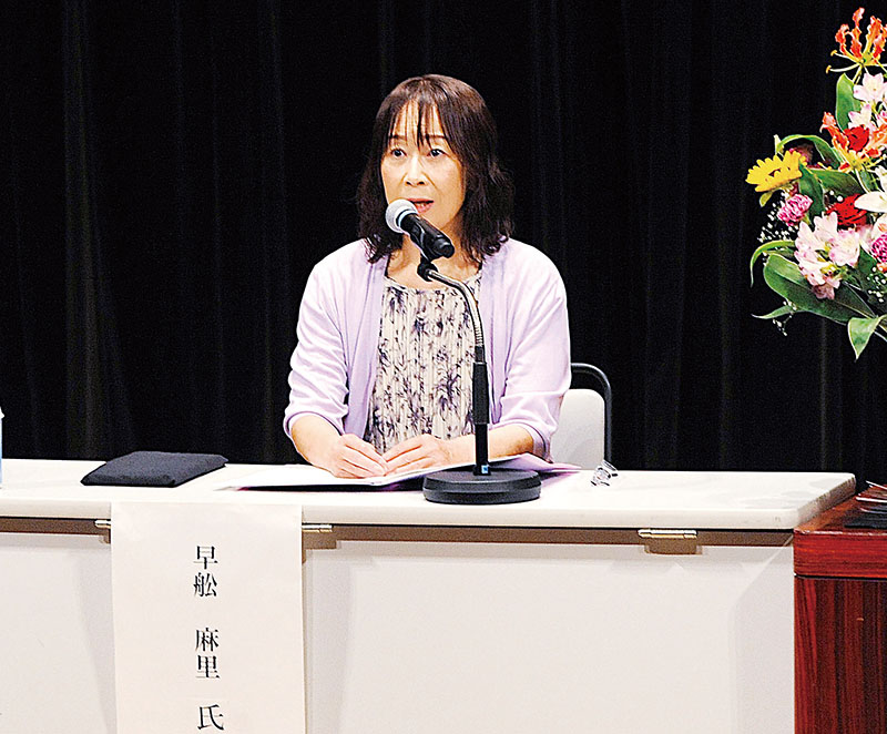 講話する早舩麻里さん＝2日、さいたま市浦和区の埼玉会館