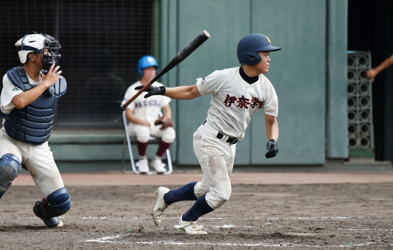 北部E組代表決定戦　伊奈学園―早大本庄　5回裏伊奈学園2死一、三塁、石川が左前適時打を放つ。捕手森＝UD上尾