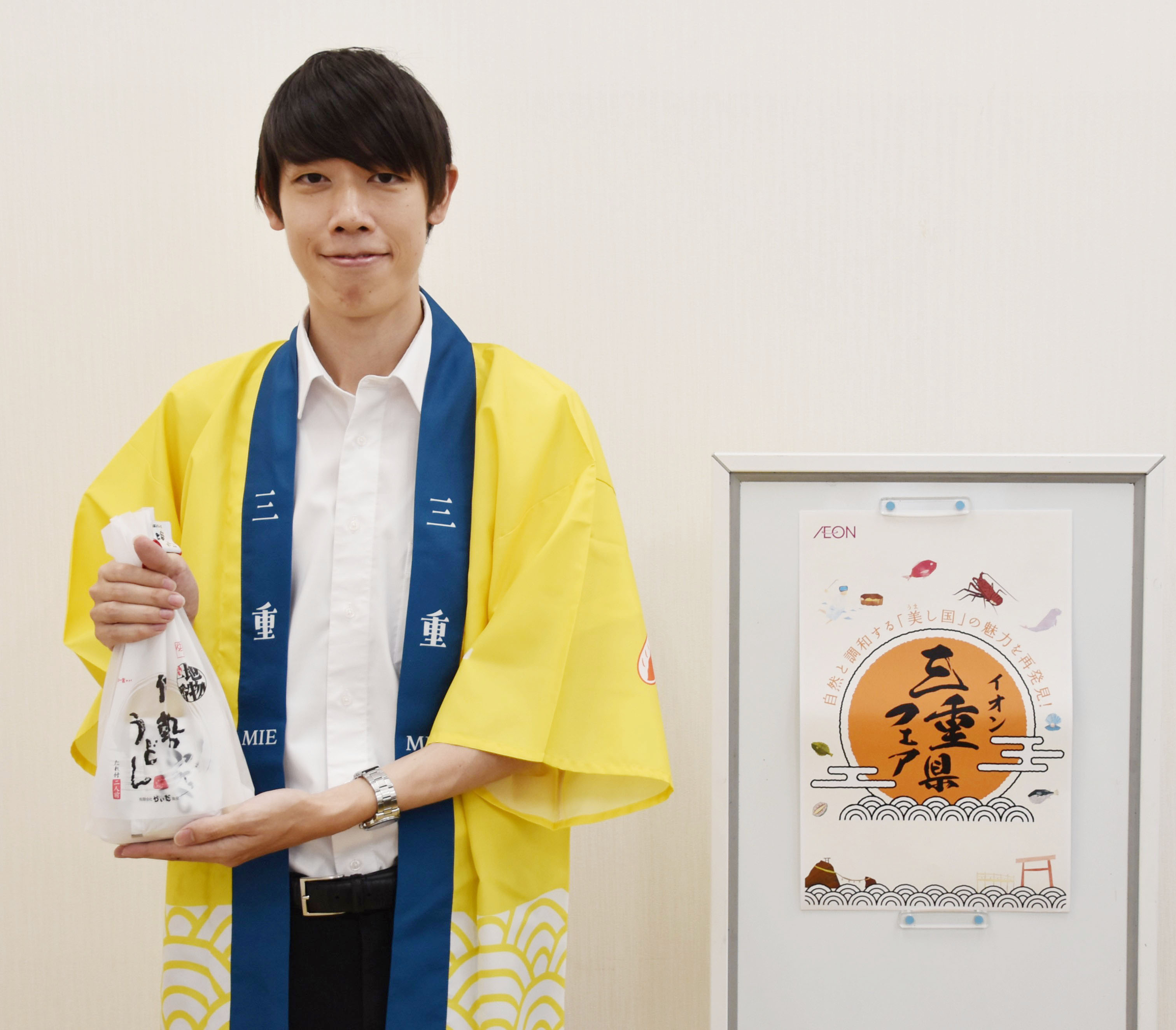 三重県フェアをPRする同県県産品振興課営業推進班主任の鈴村耕平さん＝11日午後、さいたま市北区の埼玉新聞本社