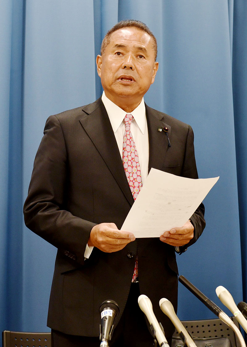 記者会見した小谷野五雄県議＝12日午前、さいたま市浦和区