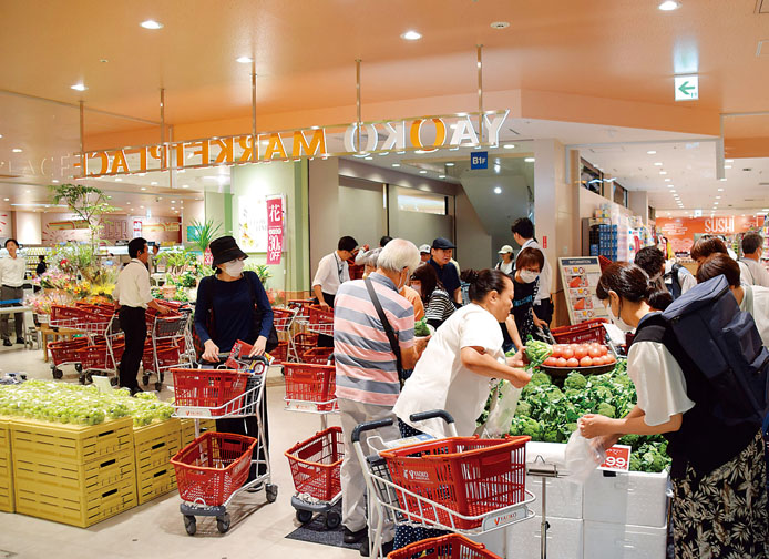 来店客でにぎわうヤオコーまるひろ上尾SC店