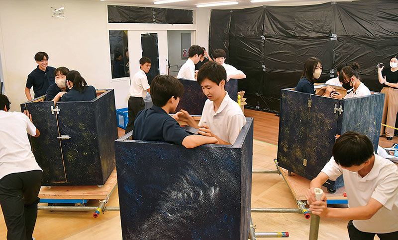 コーヒーカップを試運転する生徒たち