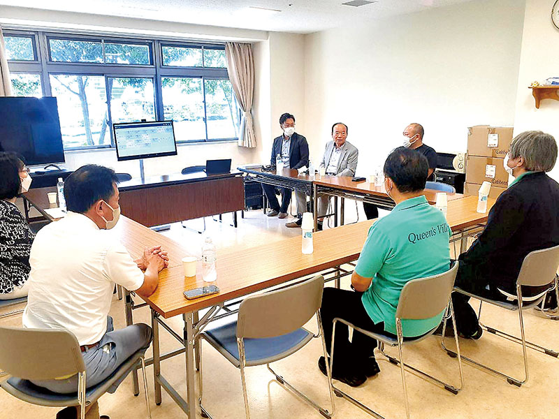 システムを導入して意見交換する介護職員ら