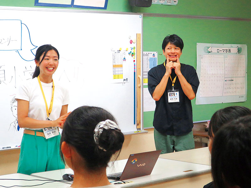 インタビューのこつを教える倉田大誠アナウンサー（右）と浅倉美恩アナウンサー