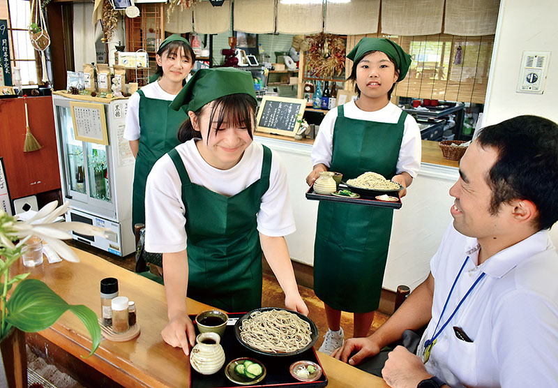 接客でおもてなしの心を学んだ荒川中1年生
