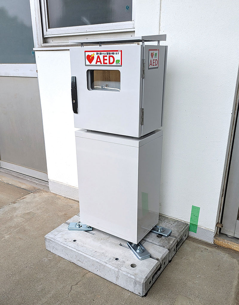 学校の体育館入り口付近に設置された屋外用AED（春日部市教委提供）