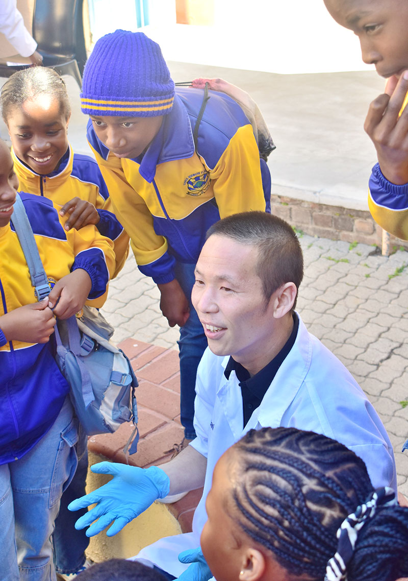 地元の子どもたちと交流する池田岳郎さん