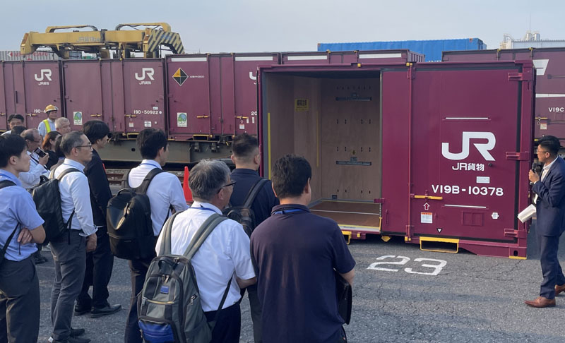 県内企業向けに行われた越谷貨物ターミナル駅の見学会＝9日午後、越谷市内