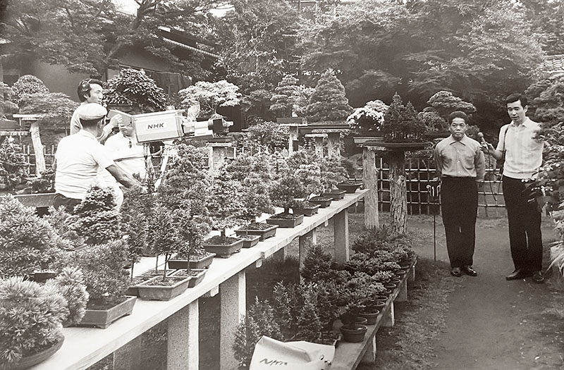 1970年、芙蓉園と大阪万博会場をつないで実施されたテレビ中継の様子。右から2人目は竹山さんの父房造さん（竹山浩さん提供）