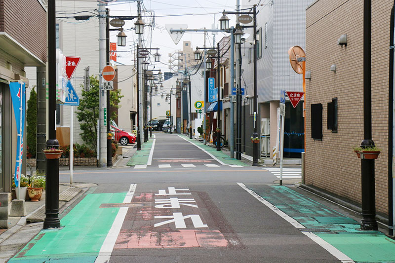 死亡事故が発生した現場。被告の車は手前から奥に向けて、一方通行道路を逆走し、被害者の車に衝突した＝3月、川口市仲町