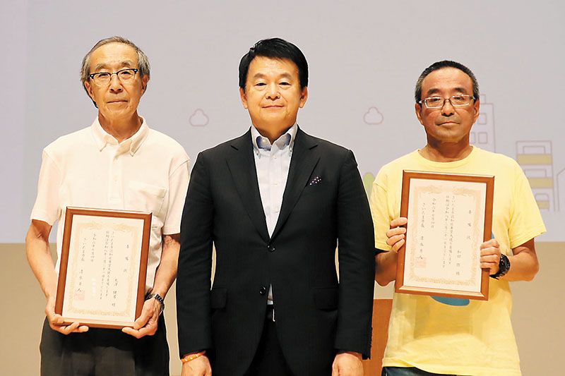 清水勇人市長（中央）から委嘱状を手渡された認知症希望大使の和田傑さん（右）、大沢健男さん＝レイボックホール（市民会館おおみや）