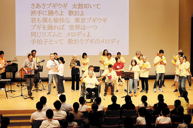 これでいいのだバンドの演奏で大合唱する認知症の当事者や家族ら