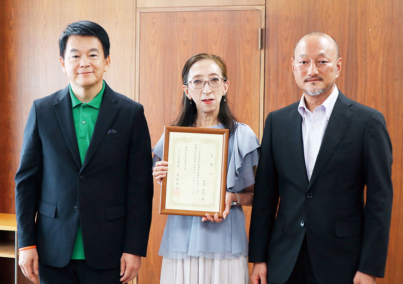 （左から）さいたま市の清水勇人市長、認知症希望大使に任命された田辺邦代さん、夫の直樹さん＝17日、さいたま市浦和区のさいたま市役所